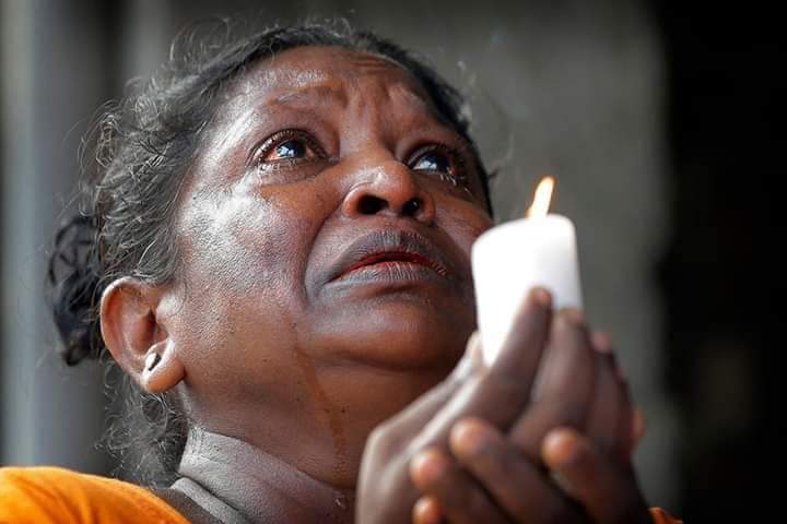 رفع الغطاء عن زوجته وهو يبكي... 5 قصص مؤثرة في تفجيرات سري لانكا!