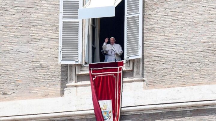 البابا فرنسيس: إنَّ الرحمة إزاء الحياة البشرية المعوزة هي وجه المحبّة الحقيقية
