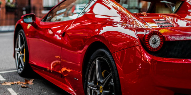 نصيحة إلى المتعلّقين بالسيارات و الملابس