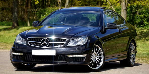 كاهن يبيع سيارته المرسديس اقتداء بالبابا فرنسيس