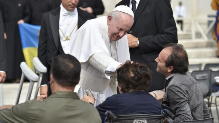البابا فرنسيس في مقابلته العامة مع المؤمنين: الكنيسة "كمستشفى ميداني"... للإعتناء بالمرضى