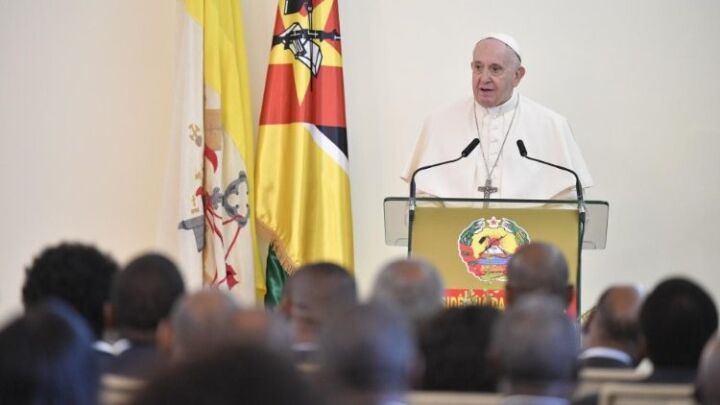 البابا فرنسيس يلتقي سلطات موزمبيق والسلك الدبلوماسي وممثلي المجتمع المدني