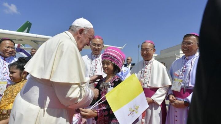 البابا فرنسيس يصل العاصمة التايلاندية بانكوك في بداية زيارته الرسولية إلى تايلاند واليابان