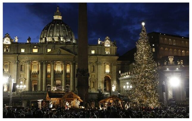 إضاءة شجرة ومغارة الميلاد في ساحة القديس بطرس بالفاتيكان