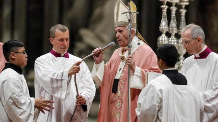 البابا يحتفل بالقداس في الفاتيكان مع أبناء الجالية الفيليبينية في روما
