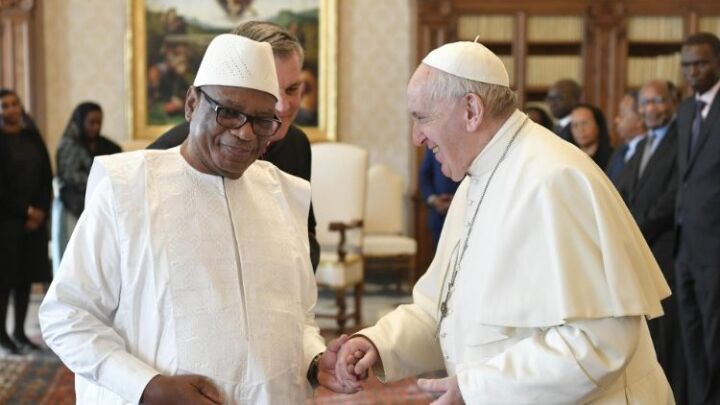 البابا فرنسيس يستقبل رئيس جمهورية مالي السيد إبراهيم بوبكر كيتا في القصر الرسولي بالفاتيكان