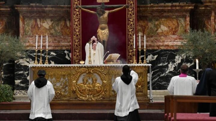 البابا فرنسيس يحتفل بقداس عشاء الرب في ليلة خميس الأسرار