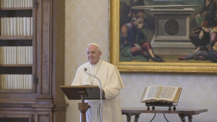 البابا فرنسيس: لنتعلّم من العذراء لكي نكون شهودًا في العالم للرب القائم من الموت