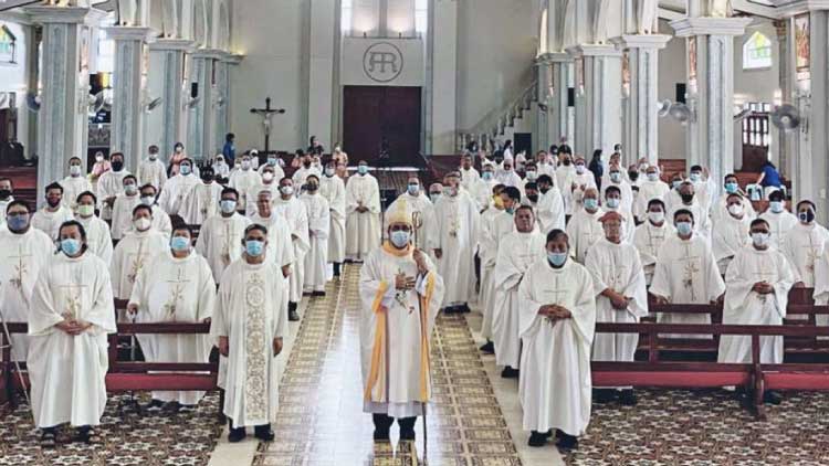 الحكومة الفليبنية أعادة فتح الكنائس بعد الإغلاق الكامل وترحيب من قادة الكنيسة الكاثوليكية في الفلبين بهذا القرار