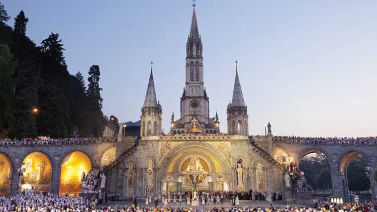 مزار العذراء سيدة لورد في فرنسا ينظم أول زيارة حج عالمية عبر الانترنت..