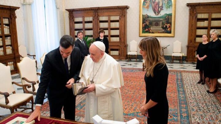البابا فرنسيس مستقبلاُ رئيس وزراء إسبانيا السيد بيدرو سانشيز بيريز كاستيخون 24 أكتوبر 2020 AFP or licensors