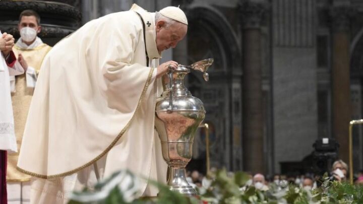 البابا يترأس قداس تبريك الزيوت المقدسة في بازيليك القديس بطرس بالفاتيكان (Vatican Media)
