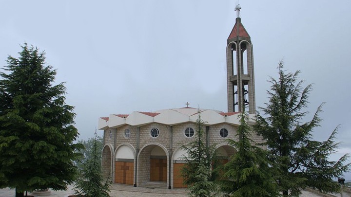 اللّيلة... أبواب كنيسة مار شربل- عنّايا مفتوحة طوال اللّيل