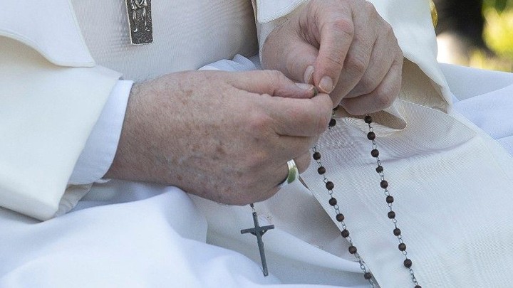 في ختام الشّهر المريميّ، البابا فرنسيس يتلو مسبحة الورديّة من أجل السّلام