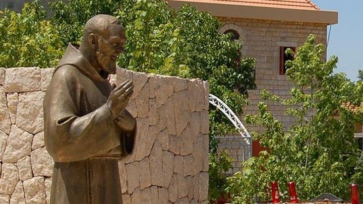 هكذا يحيي دير مار ضوميط- فيطرون عيد القدّيس بيو!