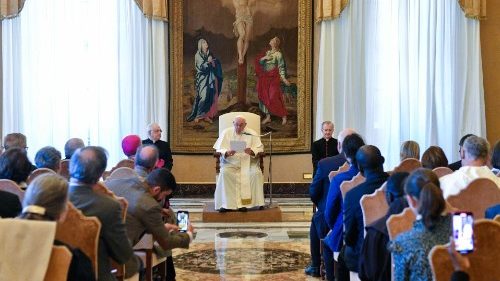 البابا فرنسيس يشدد على أهمية الصلاة ويذكّر بأن السينودسية تتطلب الإصغاء