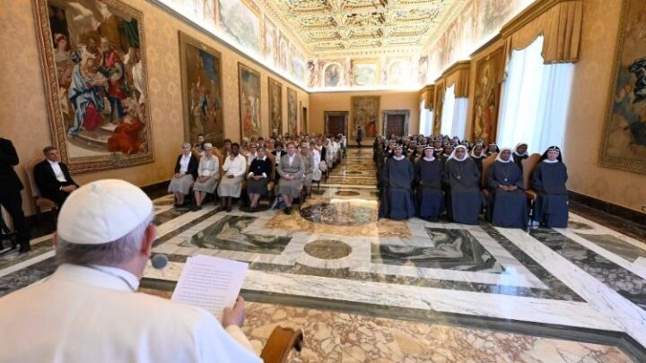 البابا فرنسيس استلهمن من القديس يوحنا بولس الثاني لكي تجعلنَ من مواهبكنَّ نبوءة متجسدة (Vatican Media)