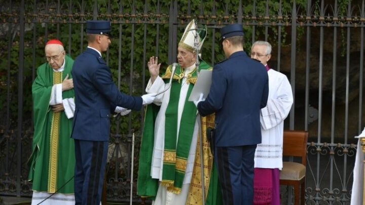 البابا فرنسيس يدعو عناصر الدرك الفاتيكاني إلى تذكية خدمتهم بقوة وإيمان
