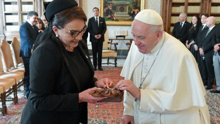 البابا فرنسيس يستقبل رئيسة جمهورية هندوراس (Vatican Media)