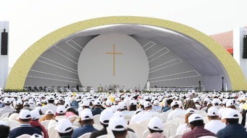 البابا فرنسيس يترأس القداس الإلهي في استاد البحرين الوطني