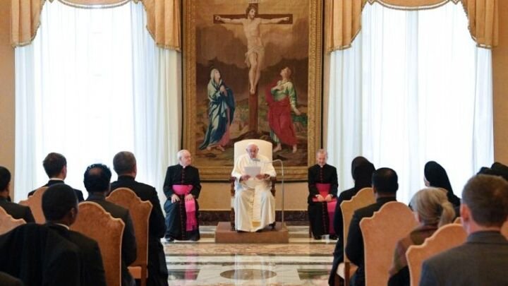 البابا يستقبل أعضاء المعهد الحبري للقديس يوحنا نيبوموك (Vatican Media)