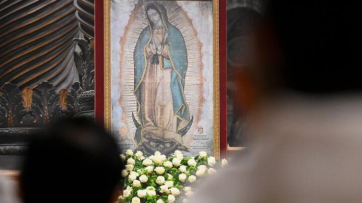 البابا فرنسيس تطلب منا العذراء مريم أن نسمح لها بأن تكون أمنا، وأن نفتح حياتنا لابنها يسوع ونقبل رسالته VATICAN MEDIA Divisione Foto