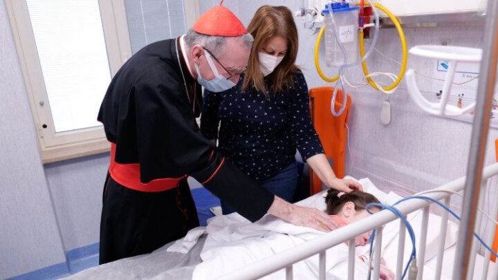 الكاردينال بارولين يحمل إلى المرضى الصغار في مستشفى الطفل يسوع في روما قرب البابا فرنسيس