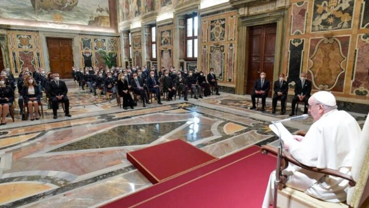 البابا فرنسيس يستقبل مدراء وموظّفي قسم الشرطة الإيطالية المولج بحفظ الأمن في الفاتيكان