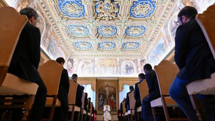 البابا يستقبل مدراء وأساتذة وطلاب المعهد الحبري الأورباني لنشر الإيمان