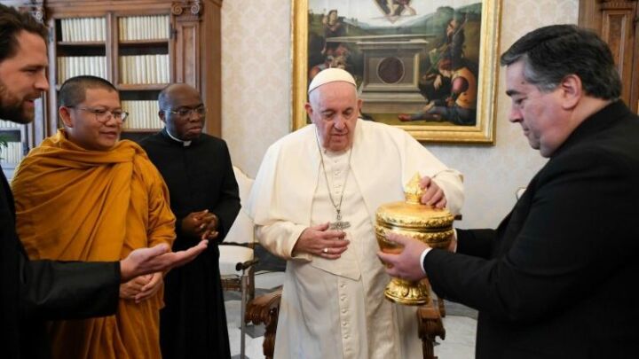 البابا يستقبل وفدا بوذيا من كامبوديا ويتحدث عن الارتداد الإيكولوجي