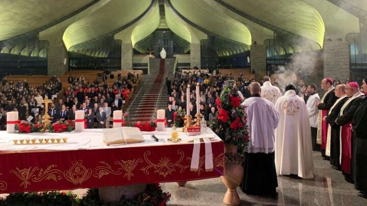 قداس في بازيليك سيدة لبنان حريصا لراحة نفس بندكتس السادس عشر