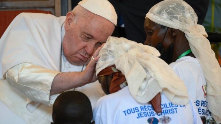البابا يلتقي ضحايا العنف في شرق الكونغو ويقول لا للعنف والاستسلام، نعم للمصالحة والرجاء