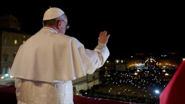 البابا فرنسيس عشر سنوات من الدفع الرسولي على دروب الرحمة والسلام
