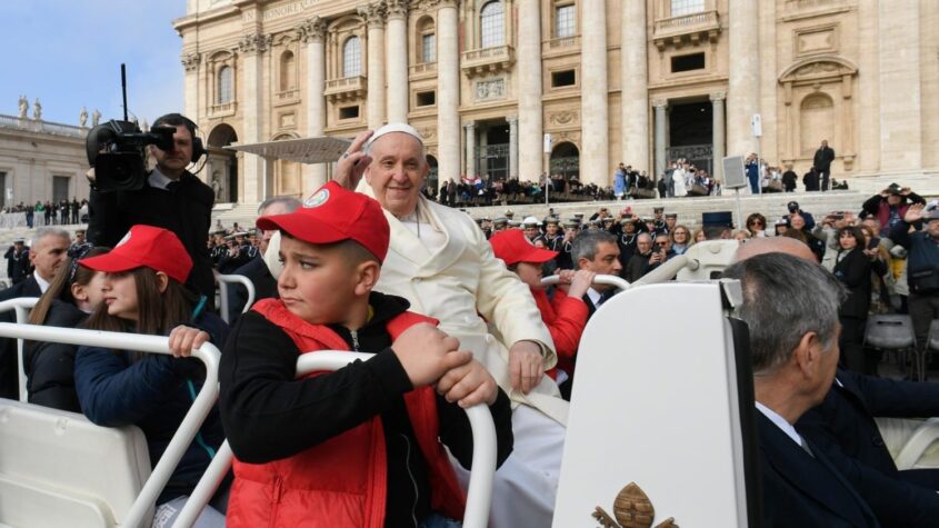 البابا فرنسيس في مقابلته العامة مع المؤمنين