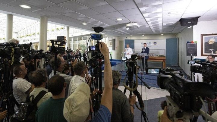 البابا فرنسيس يمضي ليلة هادئة عقب التدخل الجراحي