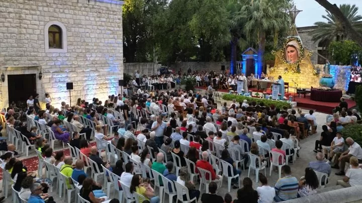 "مجّدوها، عظّموها، ملّكوها في القلوب" من كنيسة السّيّدة - عمشيت