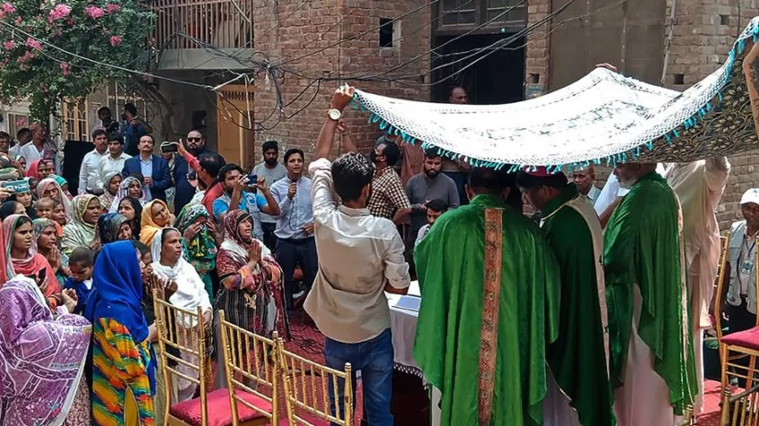 مسيحيّون يصلّون وسط الأنقاض بعد تخريب كنائسهم بسبب اتهامات بالتجديف في باكستان