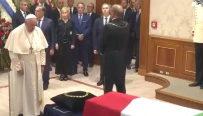 البابا يلقي التحية الأخيرة على الرئيس الإيطالي السابق نابوليتانو (ANSA)