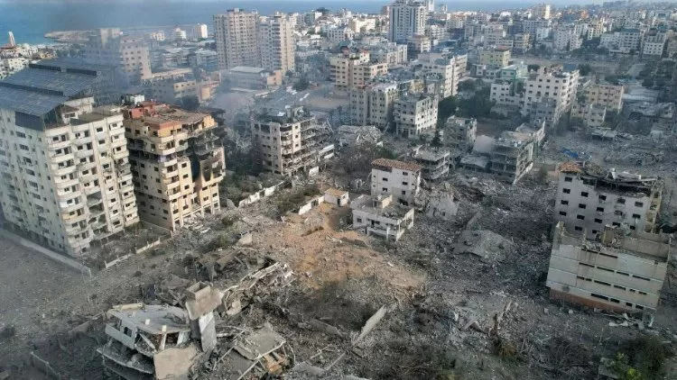 خادم رعية العائلة المقدسة في غزة يقول إن المؤمنين يتلون السبحة الوردية يوميا على نية السلام (AFP or licensors)