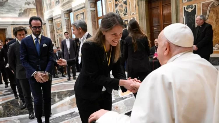 البابا فرنسيس أنتم الشباب يمكنكم أن تقدموا لنا تعطشكم للحقيقة وابتساماتكم المفعمة بالرجاء (VATICAN MEDIA Divisione Foto)