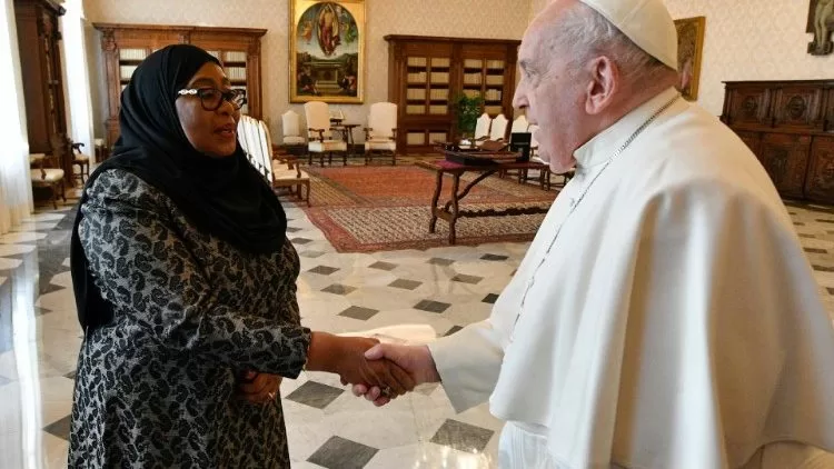 البابا فرنسيس يستقبل رئيسة جمهورية تنزانيا (ANSA)