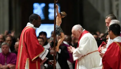 البابا يترأس رتبة سجدة الصليب لمناسبة الجمعة العظيمة (Vatican Media)