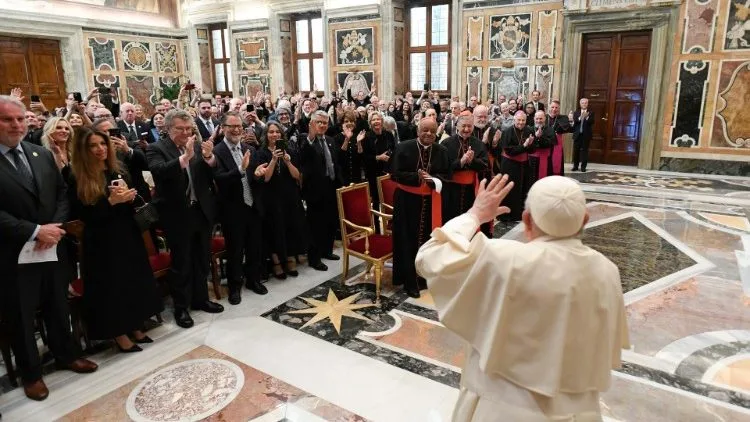 البابا مستقبلا أعضاء المؤسسة البابوية Papal Foundation (Vatican Media)