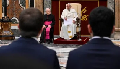 البابا فرنسيس يستقبل جماعة إكليريكية بورغوس في إسبانيا ٢٧ نيسان أبريل ٢٠٢٤ (VATICAN MEDIA Divisione Foto)