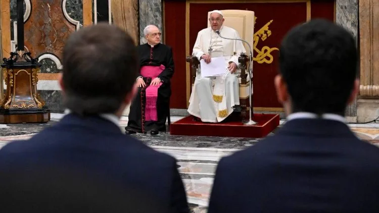 البابا فرنسيس يستقبل جماعة إكليريكية بورغوس في إسبانيا ٢٧ نيسان أبريل ٢٠٢٤ (VATICAN MEDIA Divisione Foto)