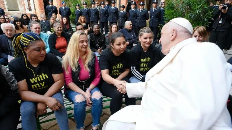 لقاء البابا فرنسيس مع السجينات في البندقية ٢٨ نيسان أبريل ٢٠٢٤ (Vatican Media)