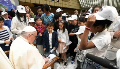 البابا فرنسيس يلتقي بـ ٦ آلاف طالب ومعلم ومدير من مدارس السلام (Vatican Media)