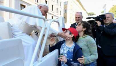 البابا فرنسيس يلتقي أطفال جنوة الذين يقوم بحج إلى روما ١١ أيار مايو ٢٠٢٤ (Vatican Media)