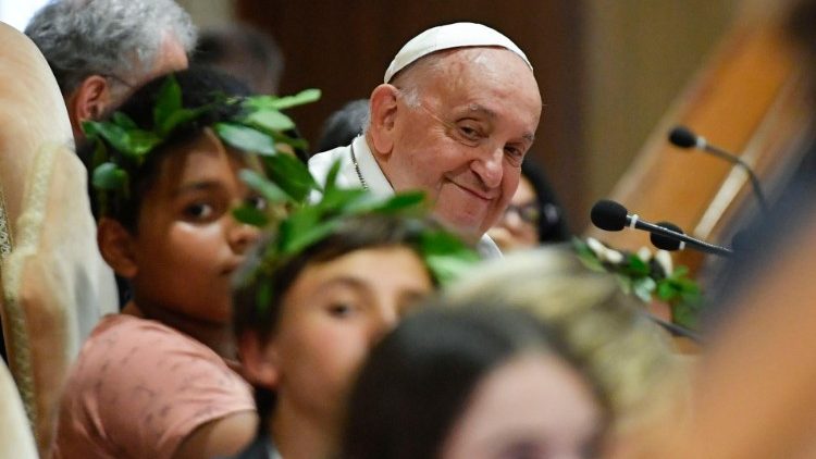 البابا فرنسيس يحاور الأطفال في إطار اللقاء العالمي حول الأخوّة الإنسانية ١١ أيار مايو ٢٠٢٤ (Vatican Media)
