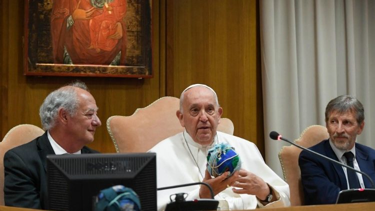 البابا: إذا دخل الألم إلى القلب يكون سامًّا، لا تفقدوا القدرة على اللعب (Vatican Media)